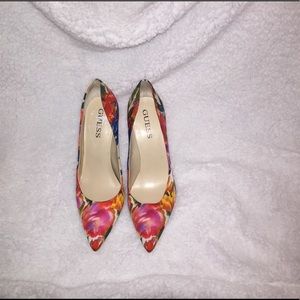 Guess multi-color floral print pumps